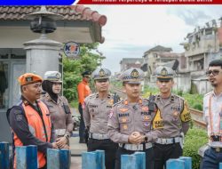 Operasi Keselamatan Semeru 2025 Polisi Jember Pasang Banner Peringatan di Perlintasan KA