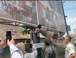 Tak Berizin, Puluhan Reklame di Soreang Hingga Banjaran Ditertibkan Satpol PP