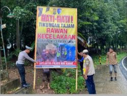 Operasi Keselamatan Krakatau 2025, Satlantas Polres Way Kanan dan Warga Pasang Banner Himbauan.