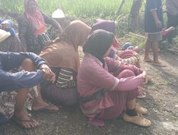 Tak Mau Kalah dengan Prajurit TNI, Emak-emak Desa Kalinanas Ikut Andil Sukseskan TMMD