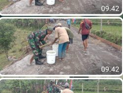 Dipikul Siapa, Takut Satgas TMMD Tetap Semangat Dekatkan Air