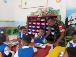 Pendistribusian Makanan Bergizi di TK Dan SD Warga, Babinsa Sudiroprajan Aktif Lakukan Pendampingan
