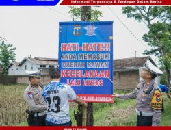 Tekan Angka Laka Lantas, Sat Lantas Polres Jember Supervisi Jalur Black Spot dan Pasang Banner Himbauan