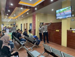 Polres Maros Sosialisasi Etika Berkendara Ke Warga Pemohon SIM