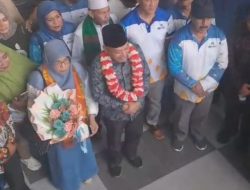 SARBIN SEHE, WAKIL GUBERNUR MALUKU UTARA DIDAMPINGI ISTRI TIBA BANDARA SULTAN BABULLAH.