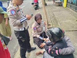 Polisi Baik AKP Supriyono Dan Brigadir Polisi Ratri Anggota Ditlantas Polda Jawa Timur Menolong Korban Tabrak Lari