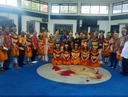 Tiba di Sentani, Rombongan SKKP Disambut Tarian Daerah dan Penyematan Mahkota Kasuari