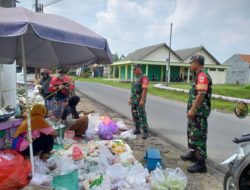 Babinsa Pantau Harga Kebutuhan Pokok di Pasar Jelang Ramadhan, Jaga Stabilitas Harga