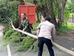 Melalui Kerja Bakti, Babinsa Manahan Bersinergi Dengan Bhabinkamtipmas, Elemen Pemerintah Serta Warga Masyarakat Ciptakan Lingkungan Yang Bersih, Aman Dan Nyaman