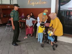 Wujudkan Balita Sehat, Babinsa Keprabon Dampingi Petugas Kesehatan Berikan Layanan Posyandu