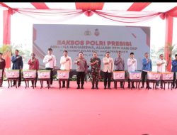 Kapolri dan Panglima TNI Bagikan Ribuan Bansos Jelang Ramadan