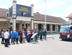 Baksos Polri Presisi, Polres Kediri Kota Bagikan Paket Sembako untuk Mahasiswa dan Warga