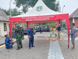 Antisipasi Evakuasi Korban Banjir, Babinsa Joyotakan Bersama Linmas Gelar Latihan Pemasangan Tenda Darurat