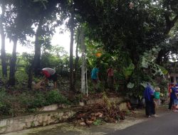 Bulan Ramadhan Tak Menjadi Penghalang, Babinsa Tetap Semangat Laksanakan Kerja Bakti Bersama Warga