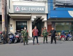 Babinsa Jayengan Amankan Ibadah Minggu Pagi