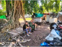Di Manapun Tempatnya Berada, Babinsa Kemlayan Hadir & Jalin Komunikasi Dengan Warganya.