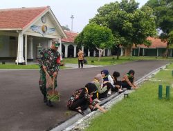 Rawat Cagar Budaya, Babinsa Keprabon Bersama Abdi Dalem Bersihkan Lingkungan Puro Mangkunegaran