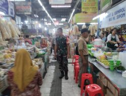 Sembari Berpatroli, Babinsa Sudiroprajan Berikan Motivasi Dan Semangat Kerja Pedagang di Pasar Gede Solo