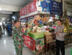 Ada Apa Babinsa Nusukan Bersama Bhabinkamtimas Sambangi Pasar Tradisional ?