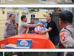 Polri-TNI Bagikan Makanan ke Warga Terdampak Banjir di Sawangan, Depok