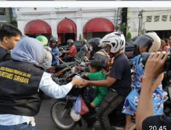 Kebaikan di Bulan Suci : Polrestabes Surabaya Berbagi Takjil untuk Abang Becak di Seluruh Kota