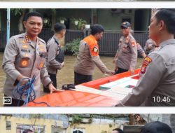Polri Turun Evakuasi Bantu Warga Korban Banjir di Bekasi dan Depok