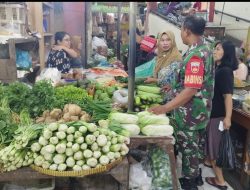 Babinsa Sudiroprajan Cek Harga Sembako Dan Pastikan Ketersediaan Bahan Pokok Saat Ramadhan