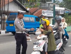 Sat Lantas dan Polwan Polres Goronralo Gelar Bakti Sosial, Bagikan Takjil Kepada Pengendara.