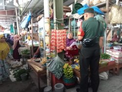 Cek Harga Sembako Di Bulan Ramadhan, Babinsa Turun Ke Pasar Tradisional