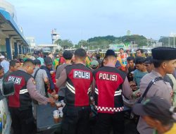 Sat. Samapta Polres Pelabuhan Tanjung Perak Berbagi Takjil di Pelabuhan Gapura Surya Nusantara