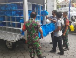 Tetap Semangat, Babinsa Sudiroprajan Laksanakan Pendampingan Pendistribusian Makanan Bergizi Saat Bulan Ramadhan