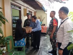 Door To Door, Danramil 02/Banjarsari Bersinergi Dengan Staf Hotel Grand Larisae Bagikan Sembako Kepada Warga Masyarakat