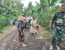 Ada Nenek Tua Bantu Satgas TMMD
