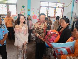 Bupati Bersama Wakil Bupati Humbahas Serahkan Bantuan Korban Bencana Puting Beliung