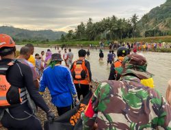Babinsa Koramil 1314-01/Kwandang Bersama Tim SAR Gorut Temukan Korban Hanyut di Sungai Bualemo Kwandang