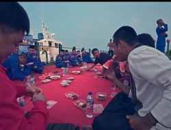 Momen Ditpolairud Polda Jatim Buka Puasa dan Tarawih Bareng ABK di Tengah Perairan Surabaya