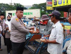 Berbagi Berkah Ramadan, Kapolres Pelabuhan Tanjung Perak Bagikan 200 Takjil Kepada Tukang Becak dan Pengguna Jalan.