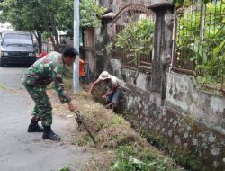 Antisipasi Banjir, Babinsa Batupasi Palopo dan Warga Gotong Royong Bersihkan Parit