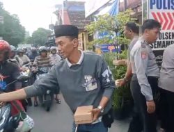 Polisi Berbagi Berkah Ramadhan, Ratusan Takjil Dibagikan di Depan Polsek Semampir