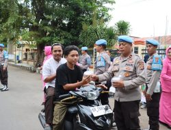 Hari Ke-8 Puasa, Polres Dompu Bagi-Bagi Takjil Kepada Pengguna Jalan.