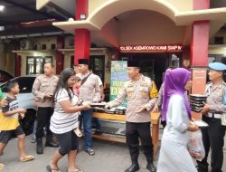 Berkah Ramadan: Polsek Asemrowo Bagikan Takjil untuk Masyarakat