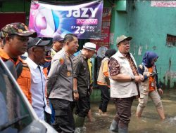 Tinjau Banjir Dayeuhkolot, Wakil Ketua DPR RI Cucun Ahmad Syamsurijal Tawarkan Solusi Atasi Banjir Kabupaten Bandung