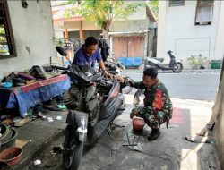 Sambangi Bengkel Motor di Wilayah Binaan, Babinsa Pucangsawit Berikan Motivasi Dan Semangat Kerja