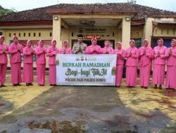 Bulan Penuh Berkah & Jelang Berbuka Puasa, Bhayangkari Polsek Pajo Bagi-Bagi Takjil Kepada Pengguna Jalan.