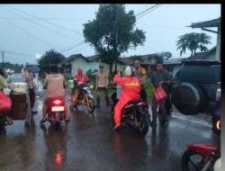 Polsek Banjit Bagi-bagi Takjil di Depan Pasar Banjit