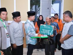 Bupati Bandung Serahkan Bantuan Kepada Warga Terdampak Gempa Bumi Kertasari