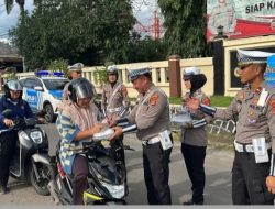 Semarak Ramadhan 1446 H, Satlantas Polres Way Kanan Berbagi Takjil ke Pengguna Jalan