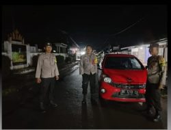 Polisi Patroli Subuh di Banjit, Bangunkan Warga Untuk Sahur.