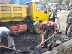 Personel Koramil 1403-02 Suli Turun Tangan Bersihkan Sisa Kebakaran di Desa Salubua