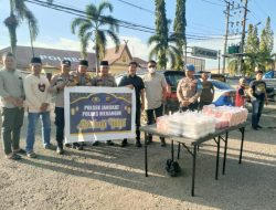 Ramadhan Penuh Berkah Kapolsek Iptu Bakri Bersama Anggota Polsek Jangkat Bagi-bagi Takjil Ke Pengguna Jalan Didepan Mako Polres Merangin